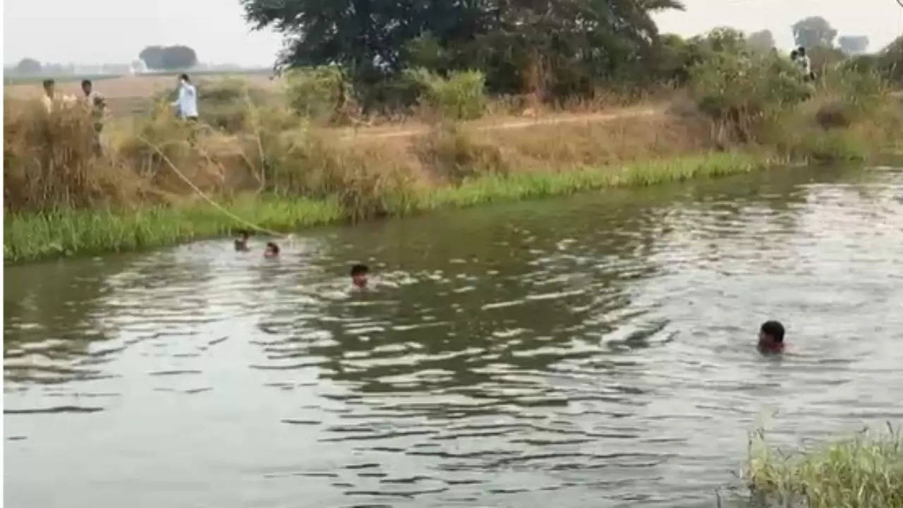 Students fall into the canal and drown