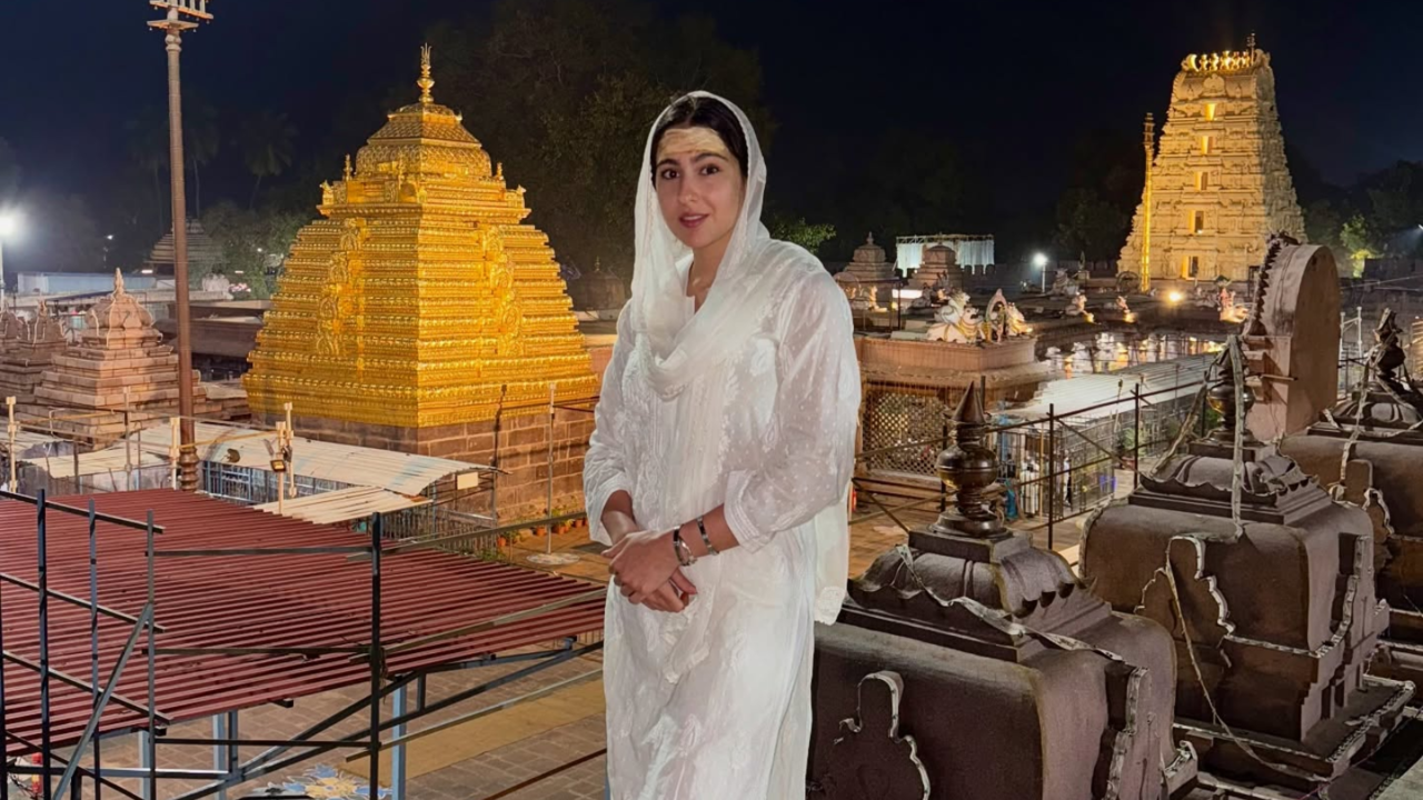 Sara Ali Khan Seeks Blessings At Srisailam Mallikarjun Jyotirlinga Temple Ahead Of Sky Force Release