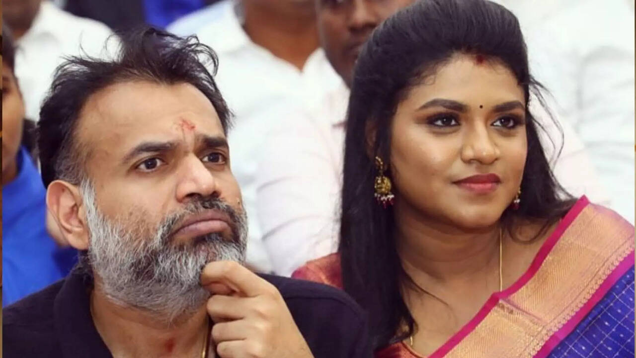  Premgi Wife : பிரேம்ஜியை காதல் திருமணம் செய்து கொண்டதால் இந்துக்கு நடந்த சோகம்... திருமணத்திற்கு கூட வரவில்லையாம் அவரே சொன்ன உண்மை! 