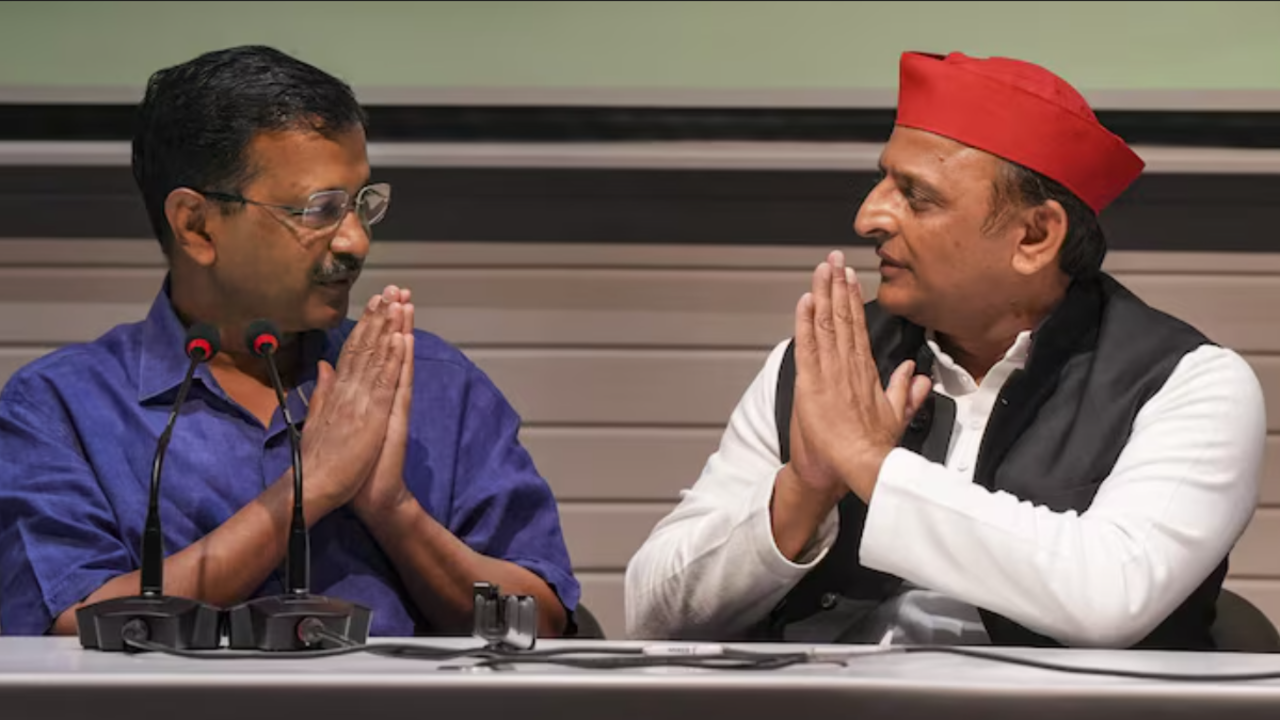 Arvind Kejriwal with Akhilesh Yadav