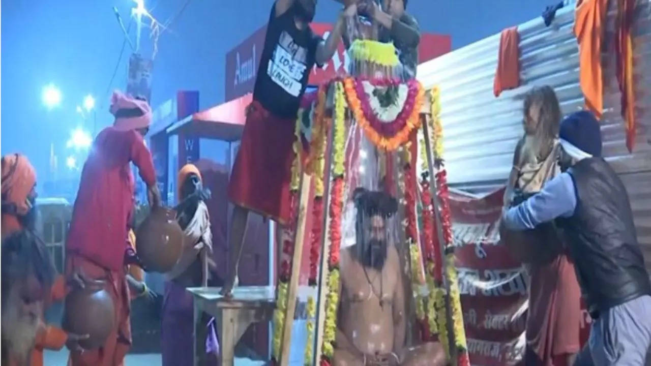 'hatha yoga' naga sadhu’s 61-pot cold water bath stuns devotees at maha kumbh mela 2025 prayagraj