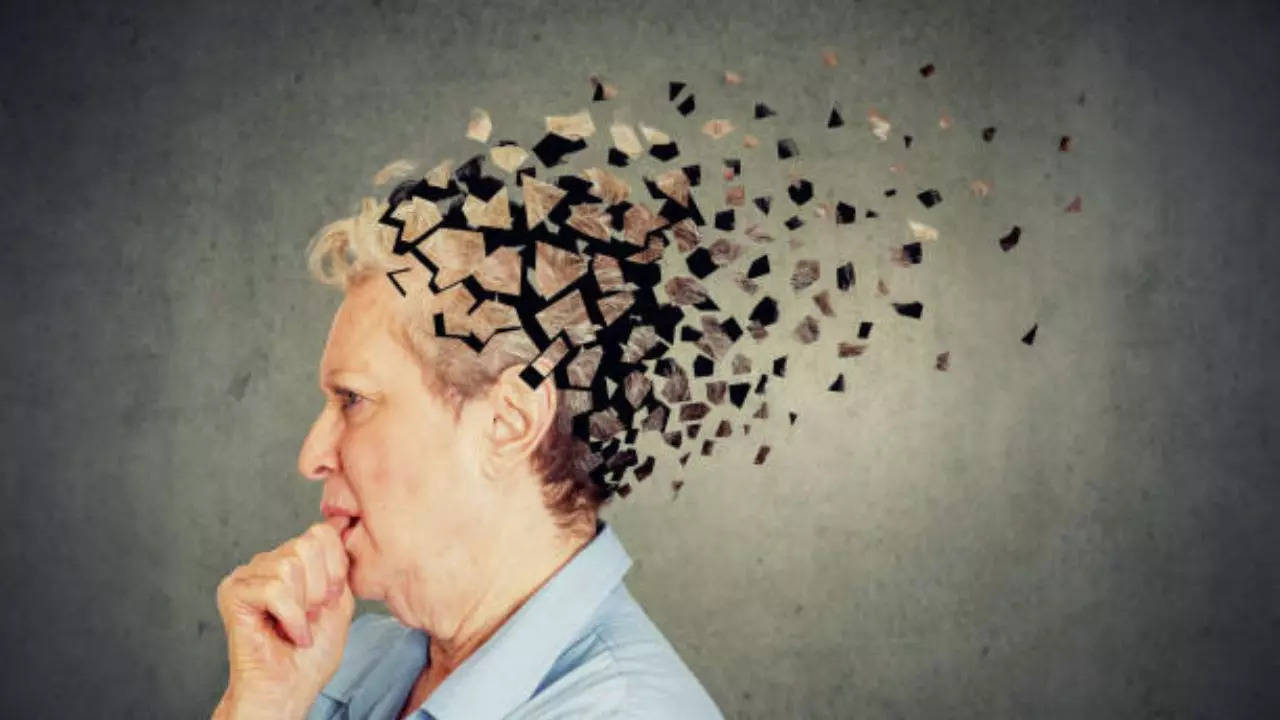 Early Signs of Alzheimer's Women Should Not Ignore, According to Neurology Expert  