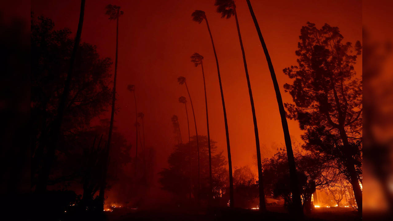 Six fires blaze across Los Angeles  (Photo Credits: X / Twitter)