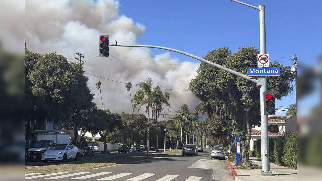 Large plumes of smoke from the Pacific Palisades fire