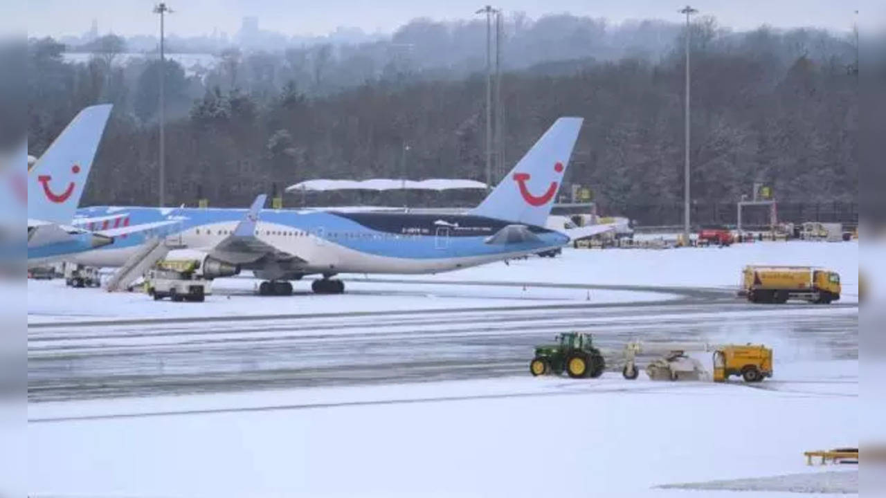 Manchester Airport runways shut