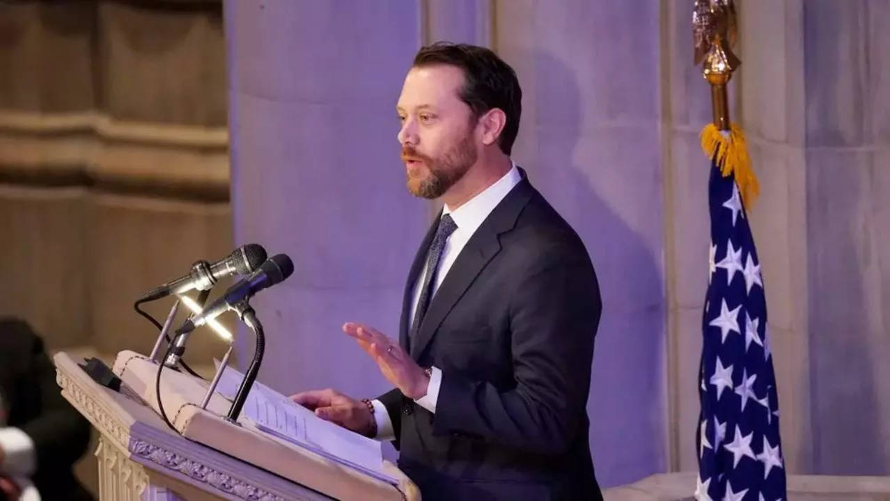 Jason Carter Delivering An Eulogy.