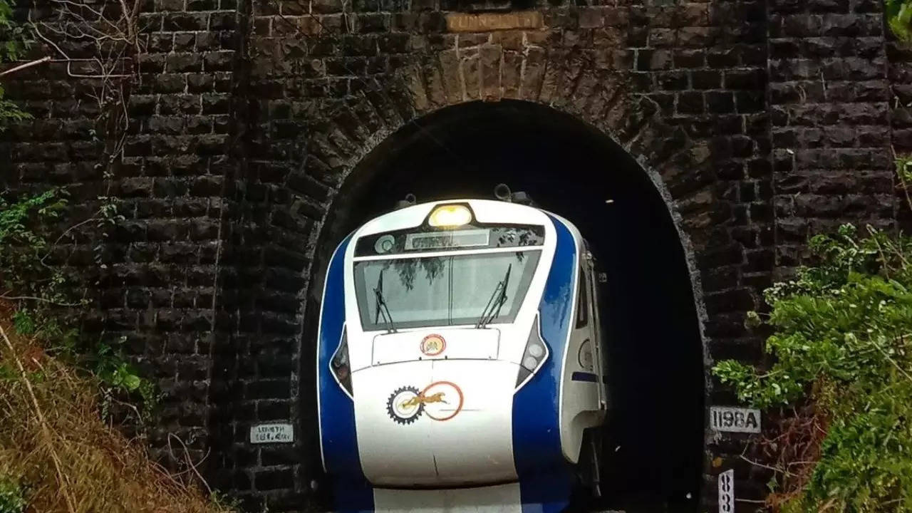 Thiruvananthapuram Central - Kasaragod Vande Bharat Express. Credit: Canva