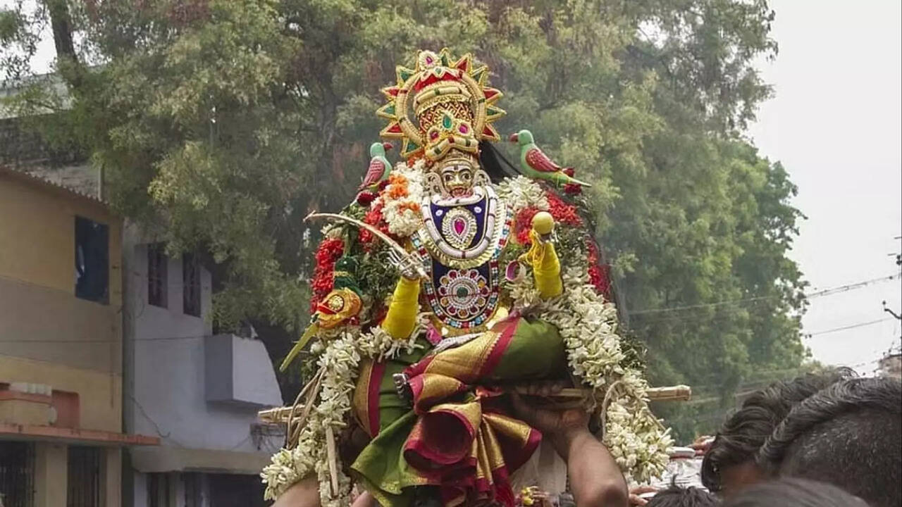  திறந்த வெளியில் இருக்கும் மூல தெய்வம் ... கூரை இல்லா கோவில் எங்கே இருக்கு தெரியுமா ? 