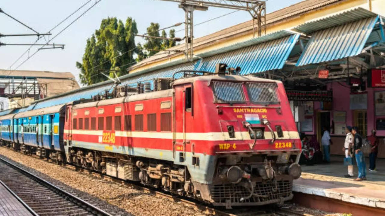 Stone Pelting on Train in Solapur