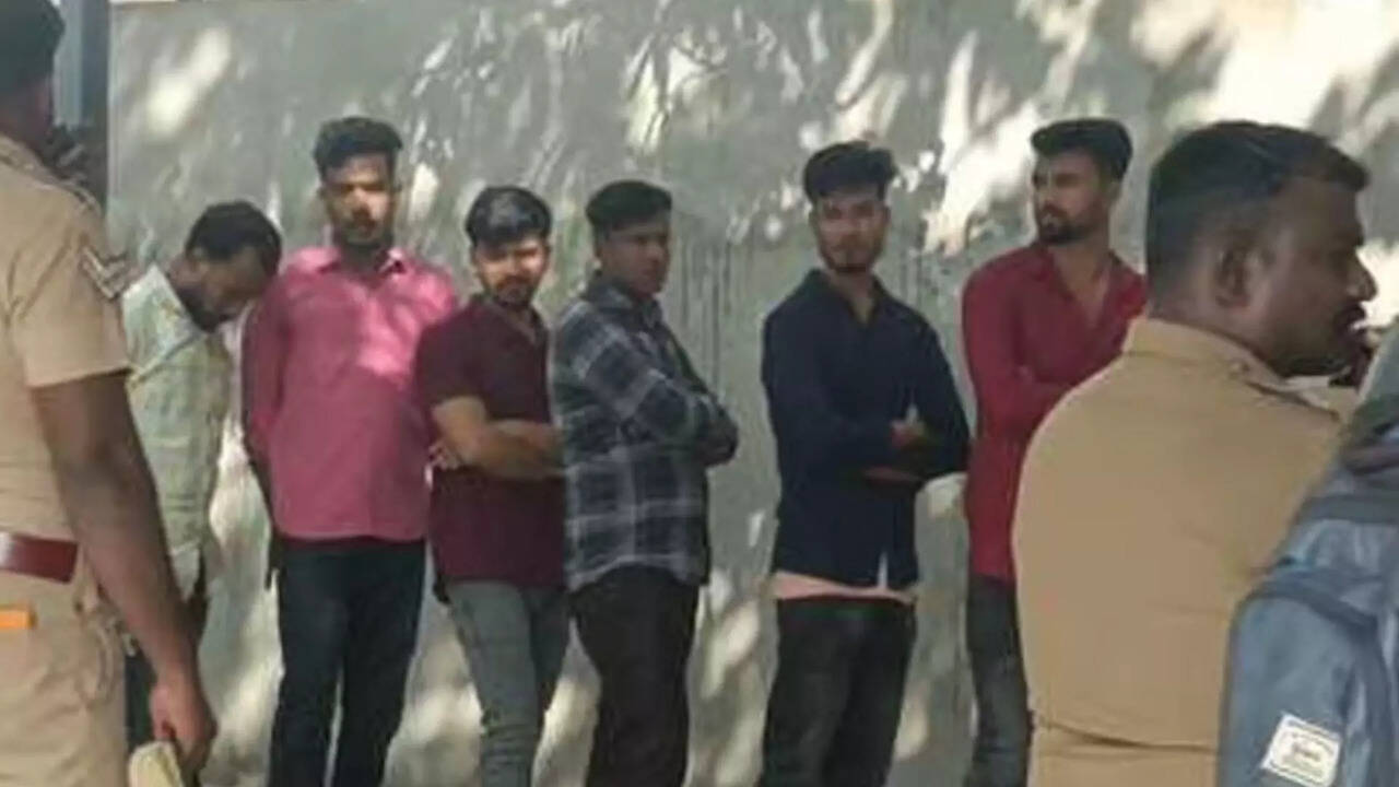  போலி ஆதார் அட்டைகளை வைத்து மோசடி.. திருப்பூரில் தங்கியிருந்த 31 வங்கதேசத்தினர் கைது 