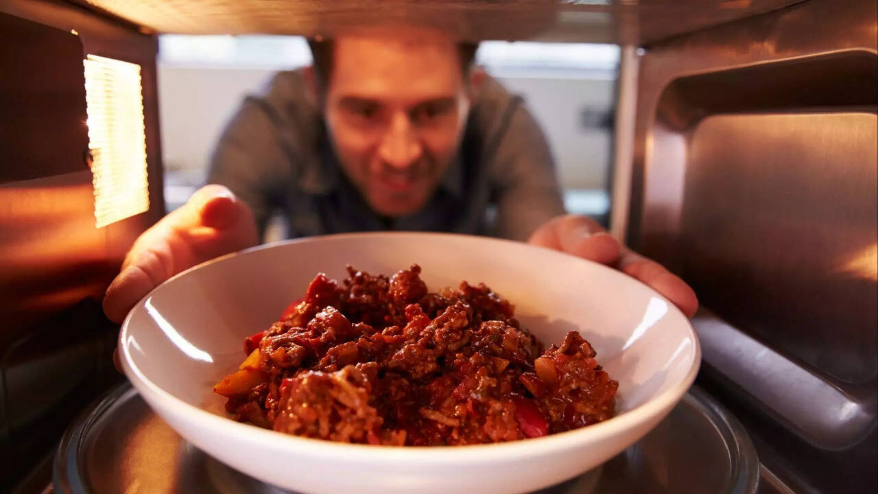  தவறி கூட இந்த உணவுகளை சூடுபடுத்தி சாப்பிடாதீர்கள்.. விஷமாக மாறிவிடும்! 