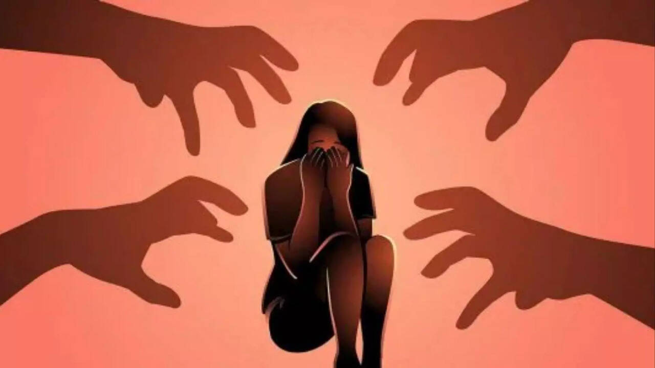  மகளின் ஆபாச படங்களை செல்போனில் பரப்பிய பெற்றோர்.. சிறுமியை பாலியல் தொழிலில் ஈடுபடுத்திய அதிர்ச்சி சம்பவம் அம்பலம் 