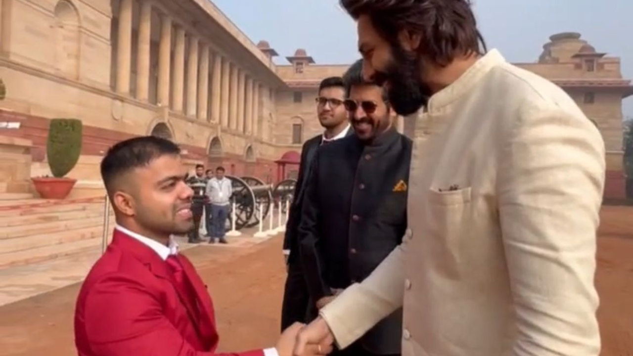 Kartik Aaryan Meets Indian Paralympic Star Navdeep Singh At Arjuna Awards Ceremony. Watch Video