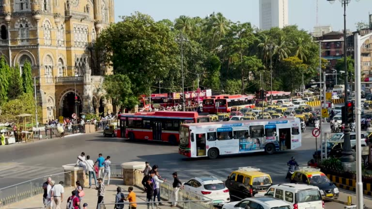 Mumbai bus istock 