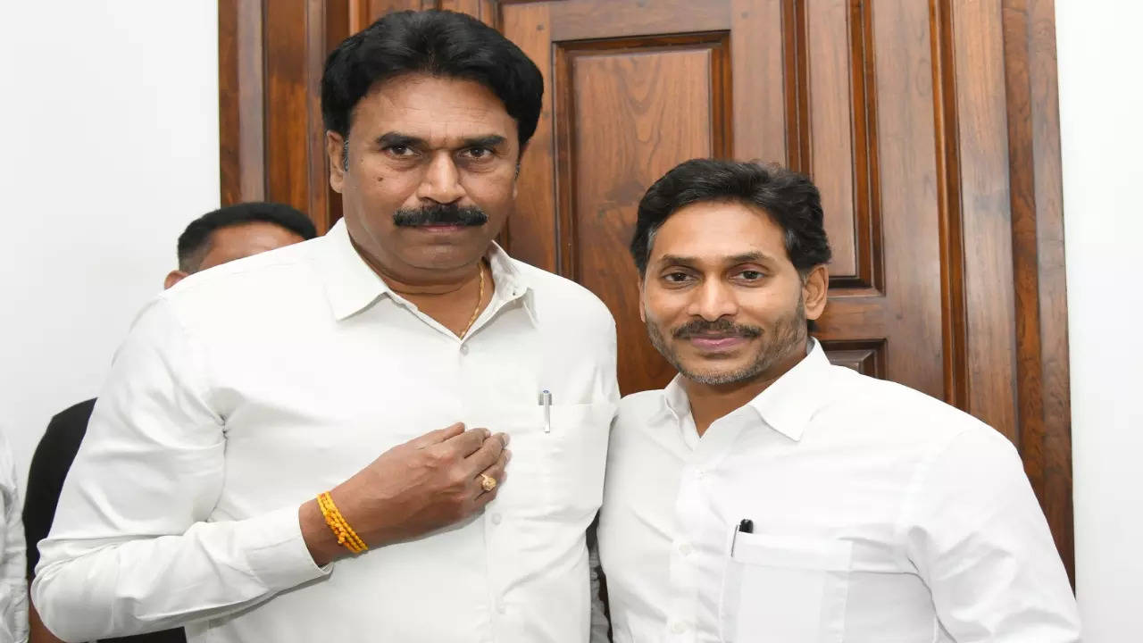 ysrcp national spokesperson ravichandra reddy announce resignation