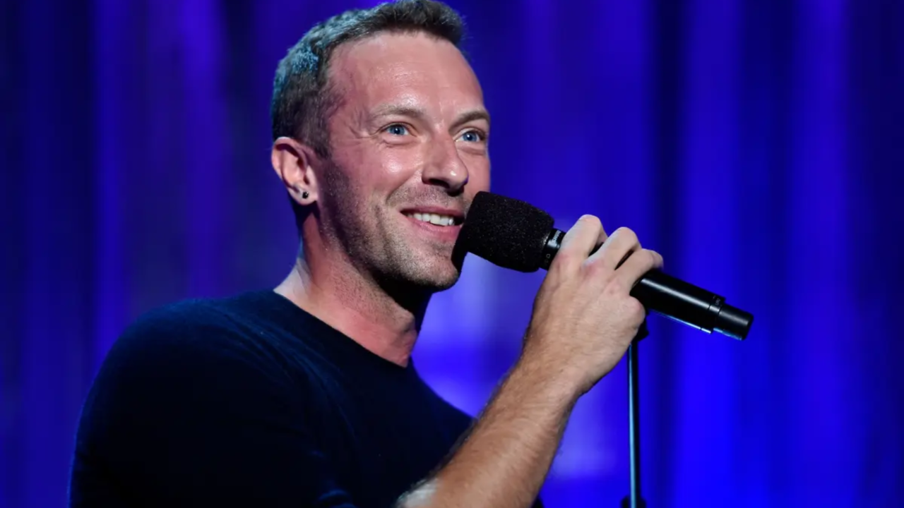 Coldplay's Chris Martin Wins Hearts As He Apologises For Not Speaking Fluent Hindi Or Marathi At Mumbai Concert. WATCH