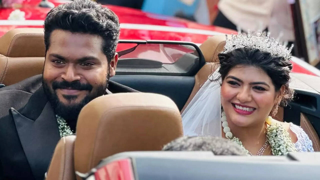  Ajay Gnanamuthu : காதலியை கரம் பிடித்த பிரபல இயக்குனர்... நேரில் சென்று வாழ்த்திய சியான் விக்ரம்! 