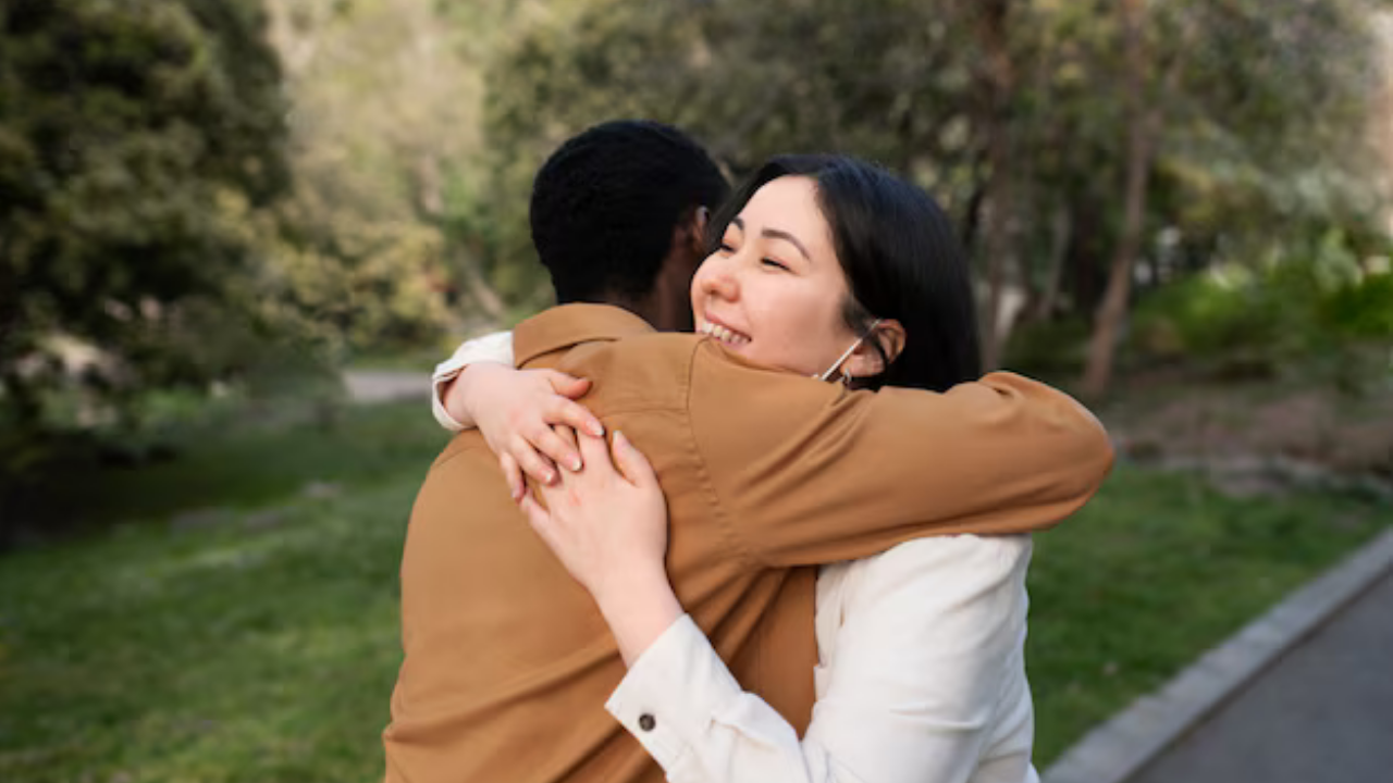 National Hugging Day 2025 जागतिक आलिंगण दिवस का साजरा केला जातो? जाणून