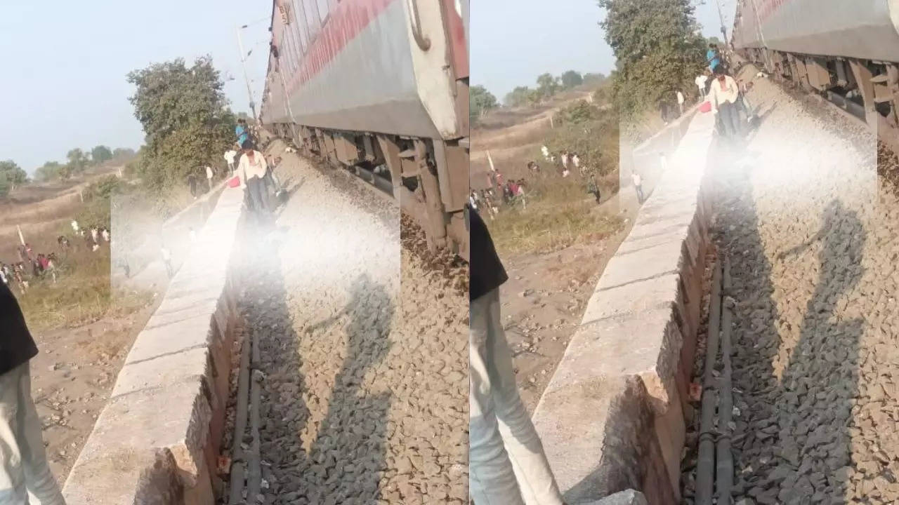 Today Train Accident News: Some passengers of Pushpak Express stepped down, and were hit by the oncoming Karnataka Express heading from Bengaluru to Delhi