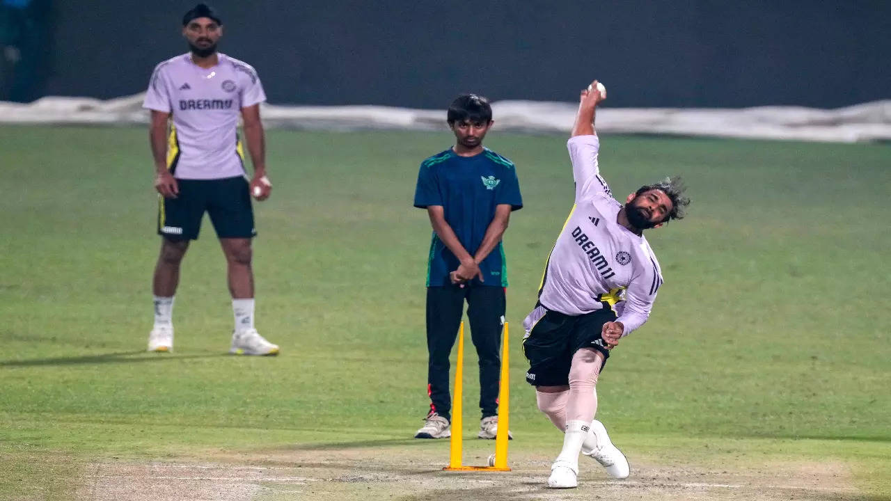 Mohammed Shami bowls at the Eden Gardens