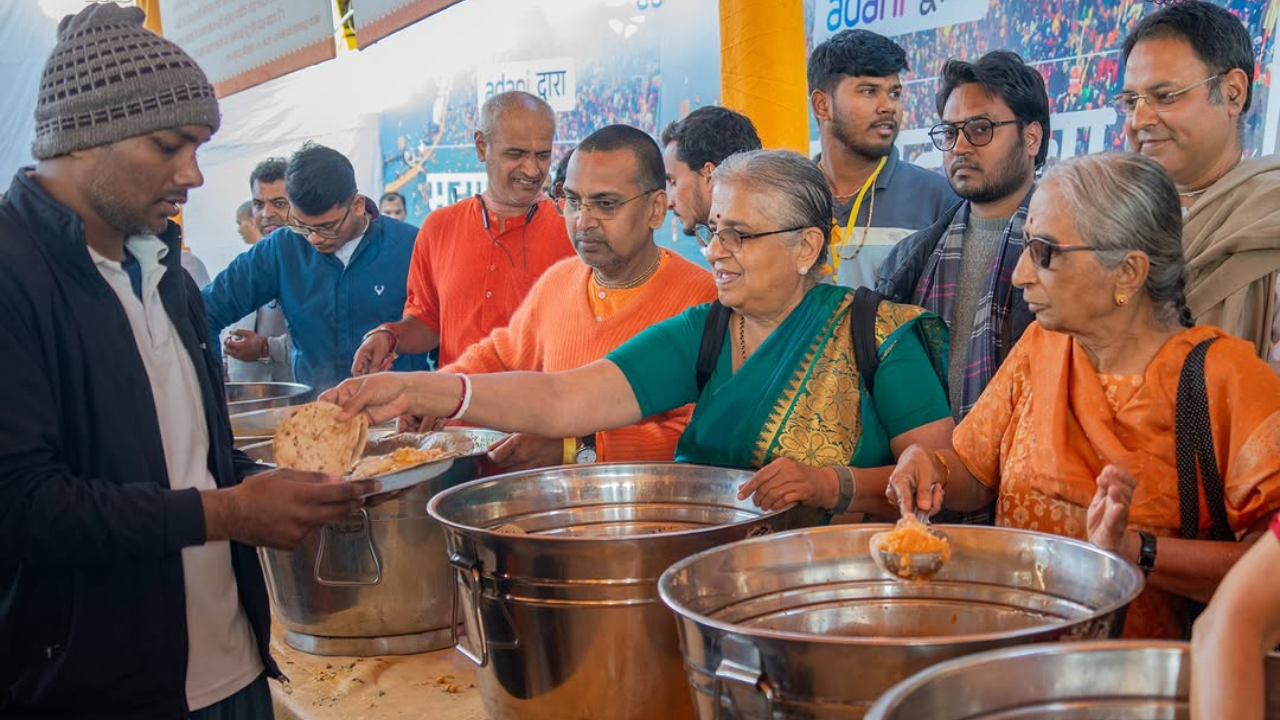 Sudha Murty Serves Mahaprasad At Maha Kumbh