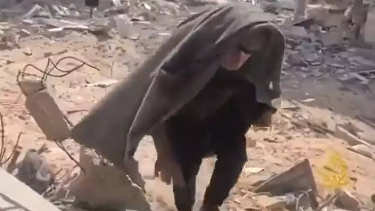 Yahya Sinwar seen running in a blanket