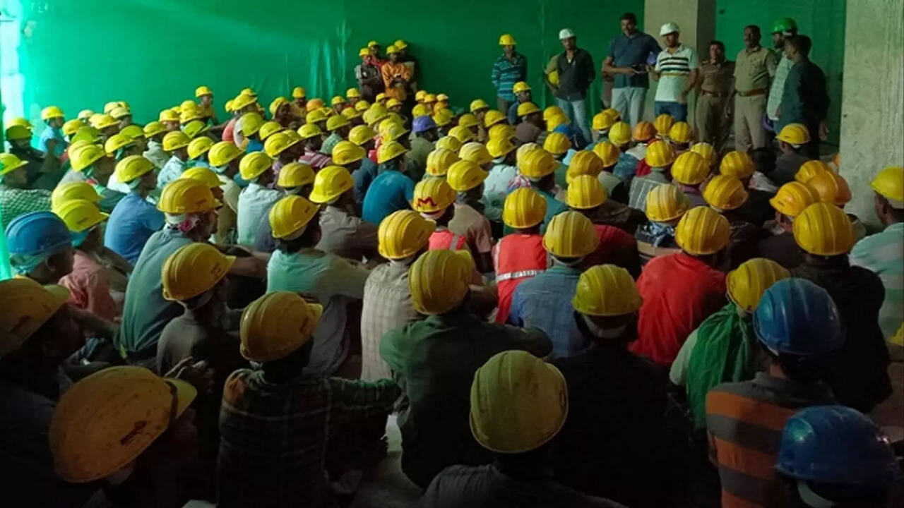  சென்னையில் விடுமுறை கொடுக்காத 321 கம்பெனிகளுக்கு அபராதம் விதிப்பு.. குடியரசு நாளில் கூட வேலை வர சொன்னதால் தொழிலாளர் நலத்துறை நடவடிக்கை 