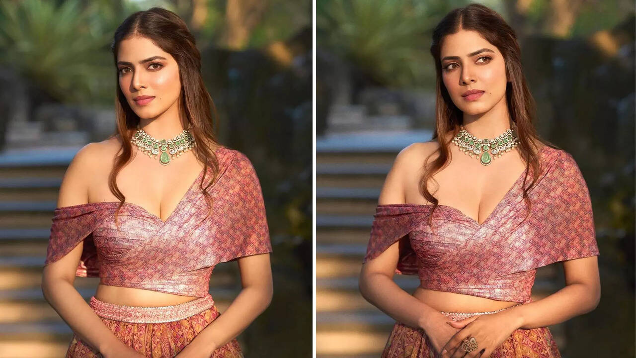  பெண்ணாகிய ஓவியம்.. லோ நெக் உடையில் மாளவிகா மோகனனின் நச் பிக்ஸ்! 