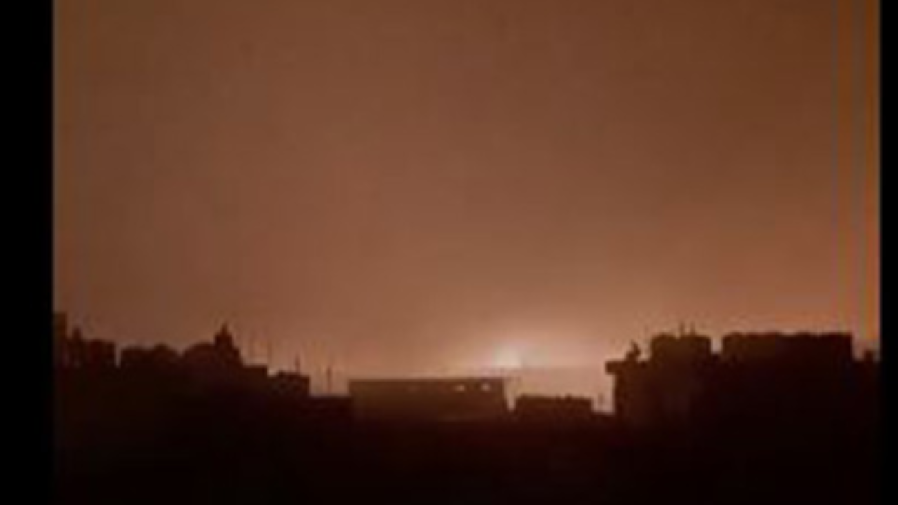 Video Truck Carrying Gas Cylinders Catches Fire Triggers Blasts on Delhi-Wazirabad Road in Ghaziabad Video Truck Carrying Gas Cylinders Catches Fire Triggers Blasts on Delhi-Wazirabad Road in Ghaziabad