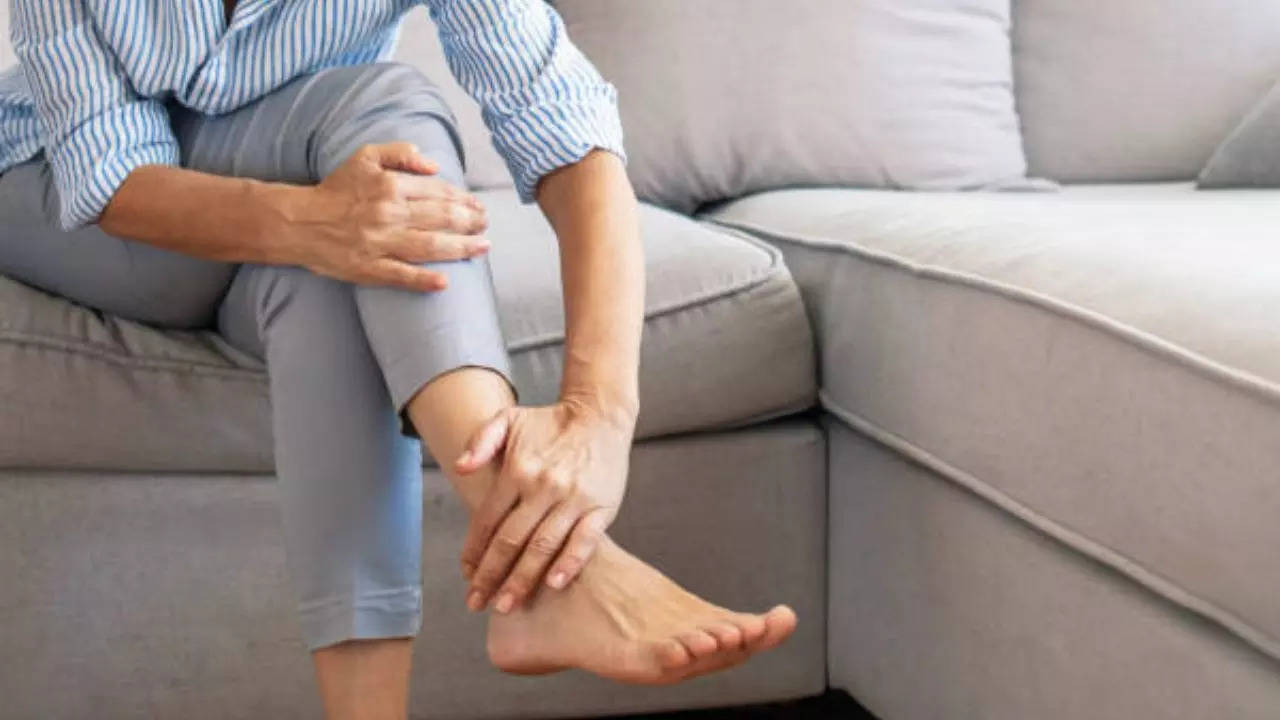 Foot pain, swelling, or numbness? Experts show what it can mean