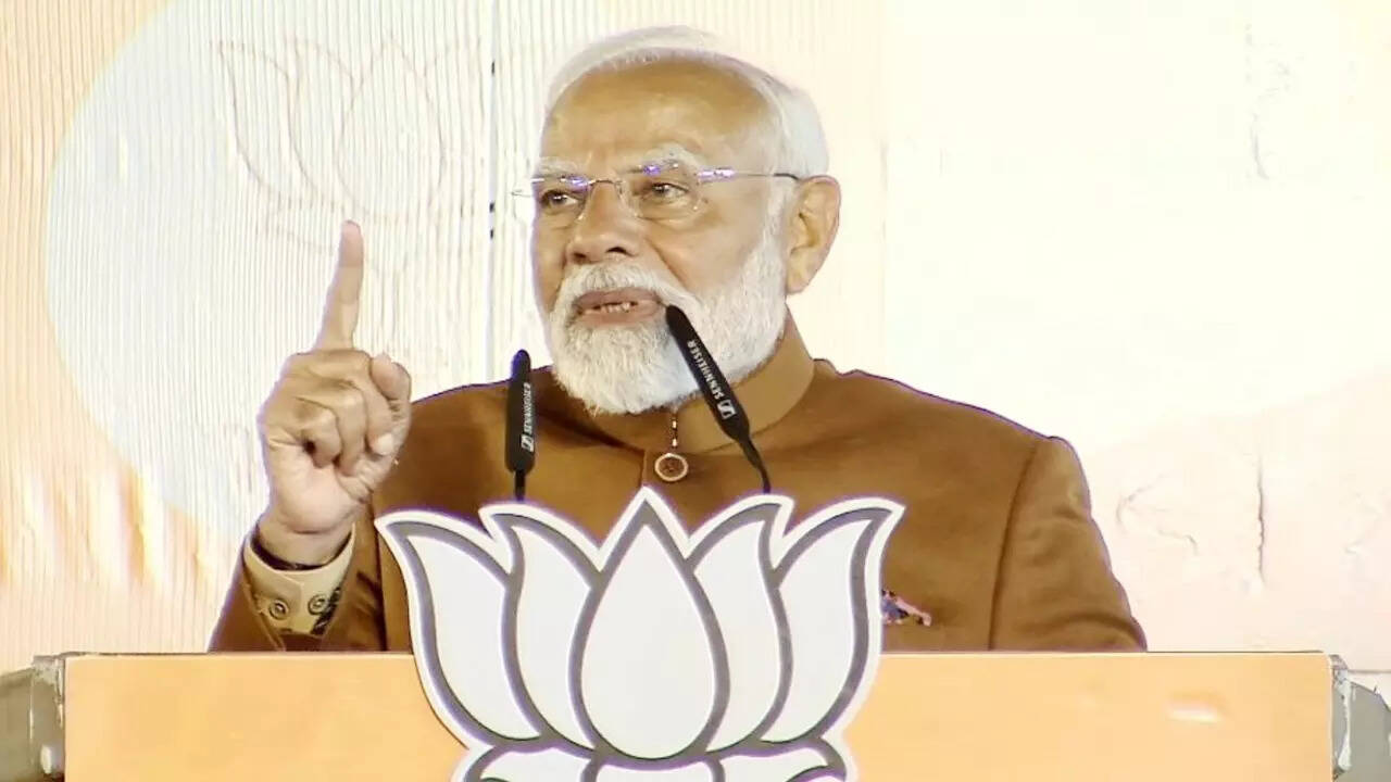 delhi assembly elections results 2025 pm modi bjp wins delhi pm modi briefly halts victory speech for 'uneasy' bjp worker - watch