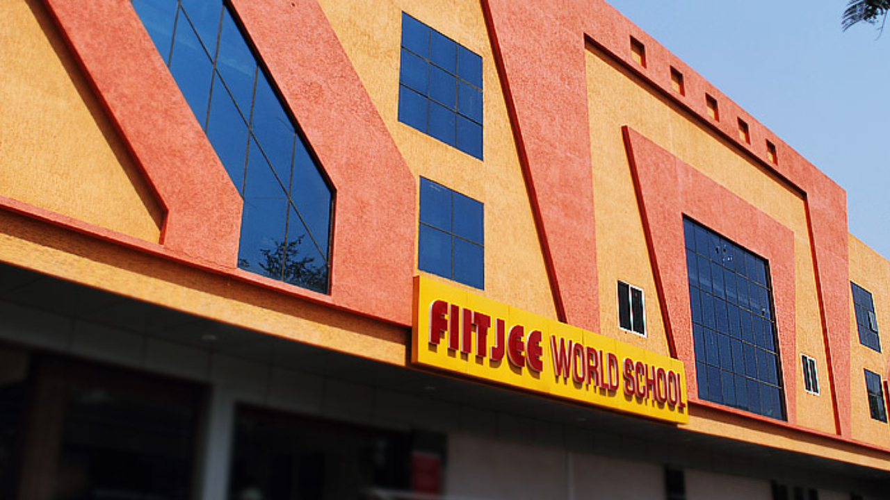 fiitjee case: noida police freeze rs 11.11 crore from fiitjee founder dinesh goyal bank accounts