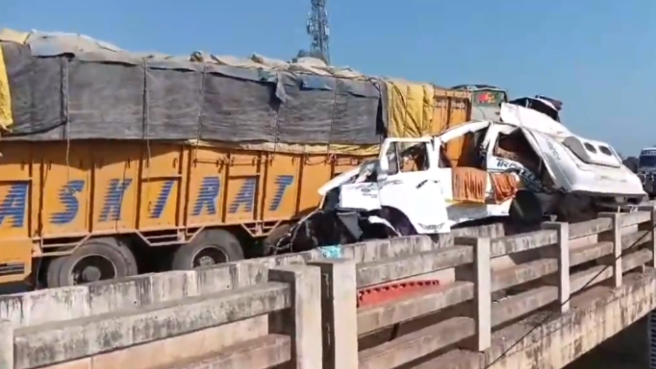 7 pilgrims returning from maha kumbh killed as their bus collides with truck in mp jabalpur video