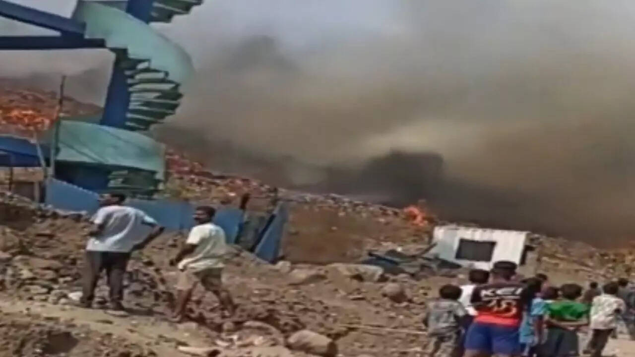 fire breaks out at turbhe dumping ground in navi mumbai-video