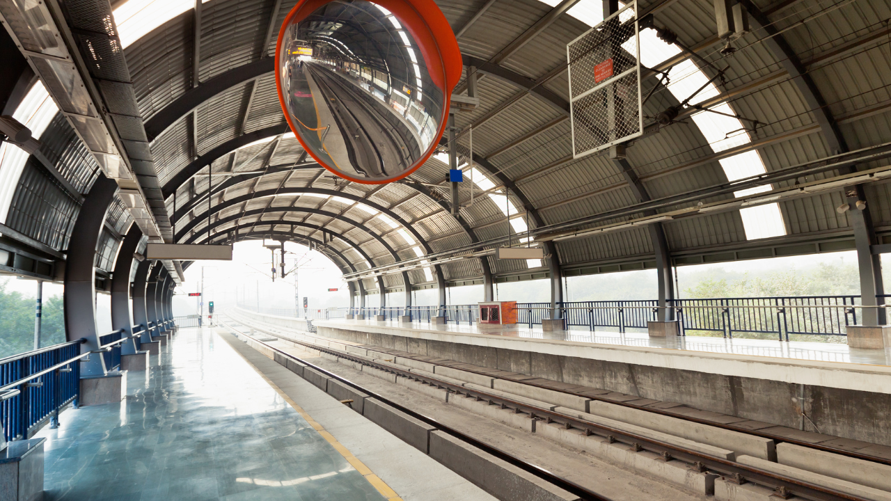 delhi metro services delayed between jahangirpuri and samaypur badli on yellow line