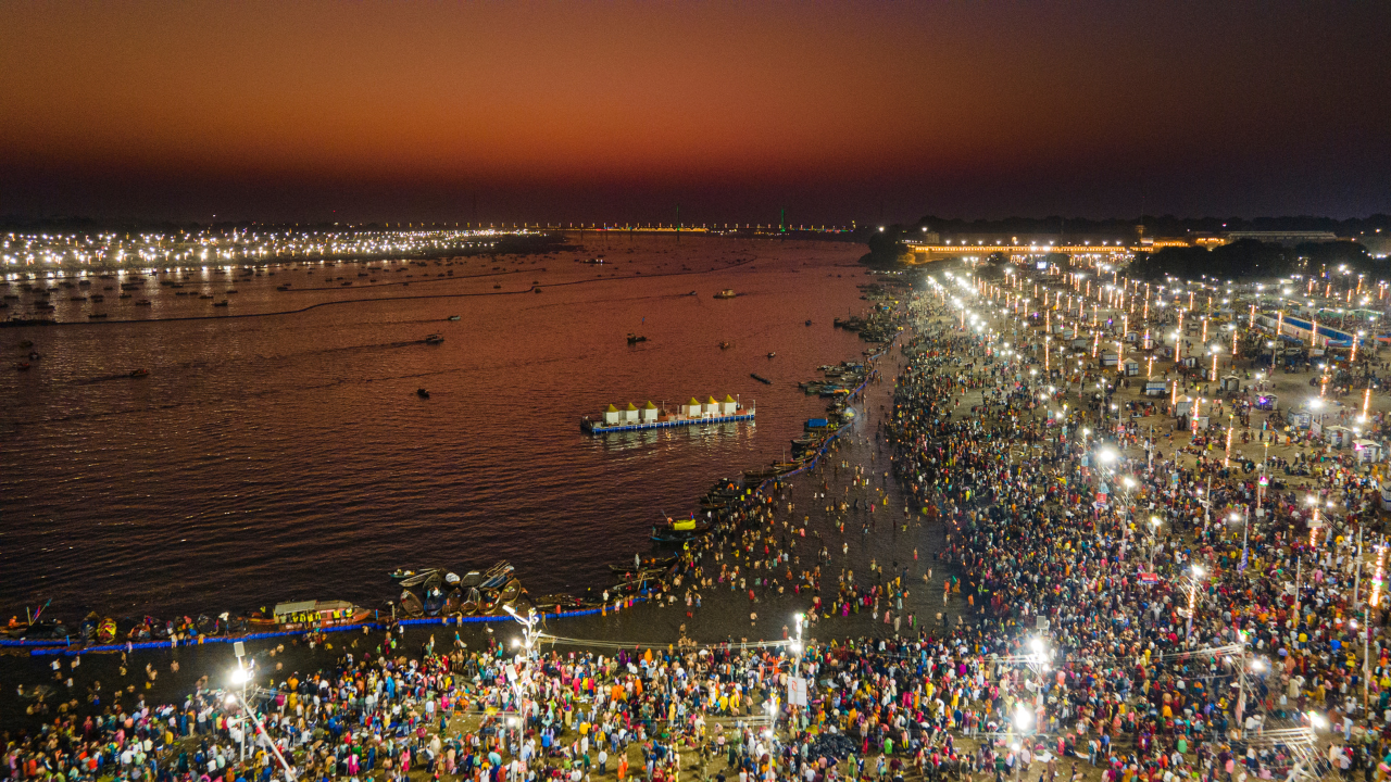 sea of devotees at maha kumbh on magh purnima snan cm yogi adityanath reviews arrangements prayagraj  fully no vehicle zone