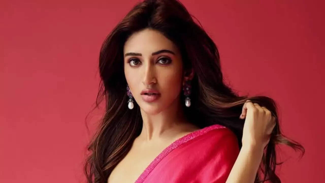 sreeleela to romance kartik aaryan in anurag basu's next - all about kissik fame who has replaced triptii dimri
