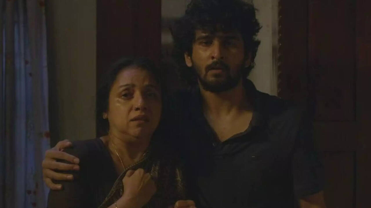  Kerala: கேரளாவையே நடுங்க வைத்த திகில் படம்.. குறிப்பா அந்த கிளைமாக்ஸ் டிவிஸ்ட்..  ஓடிடியில் பார்க்க தரமான சஸ்பென்ஸ் த்ரில்லர்! 