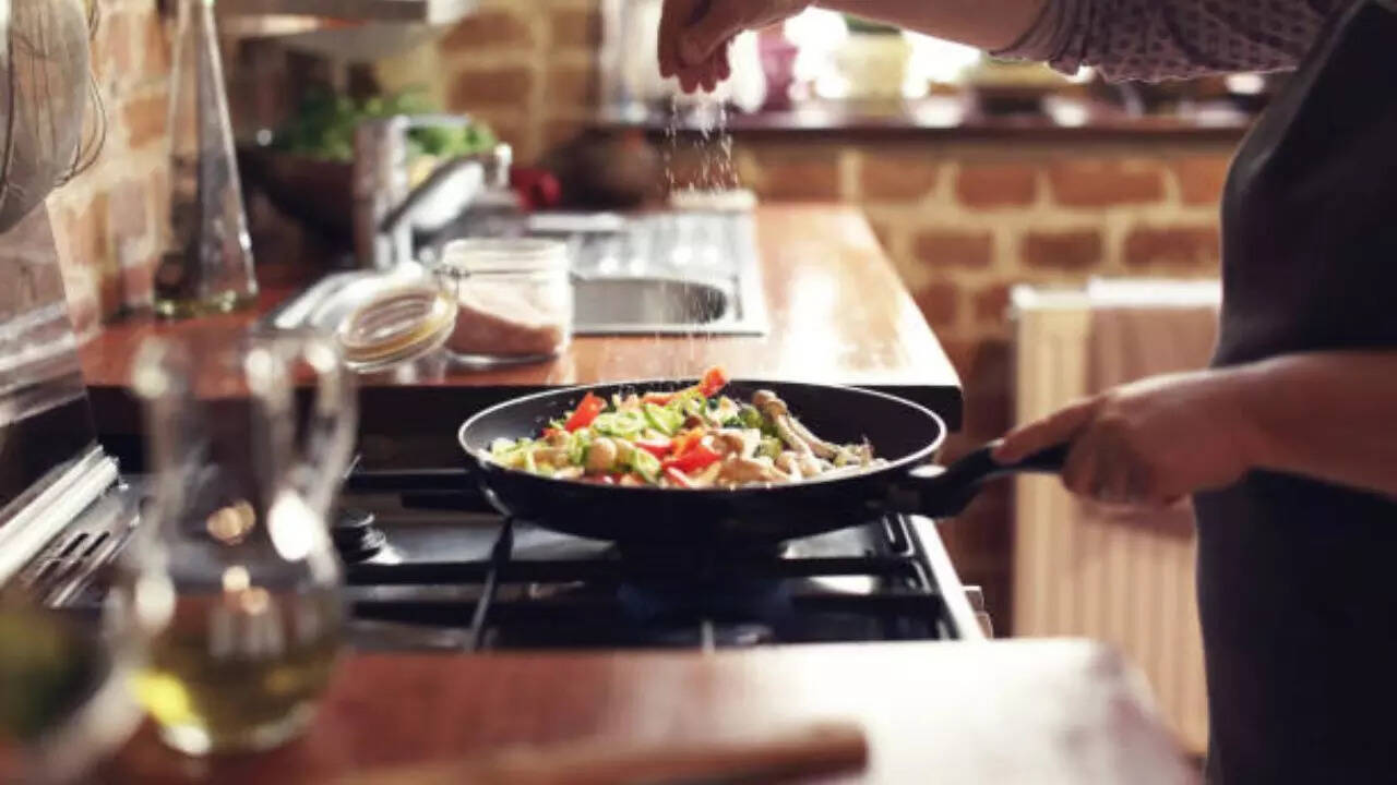 Do not listen to rich boys: Nutritionist Rujuta Diwkar Slam No Home Cooking Trend Post by Nikhil Kamath? Do not listen to rich boys: Nutritionist Rujuta Diwkar Slam No Home Cooking Trend Post by Nikhil Kamath?