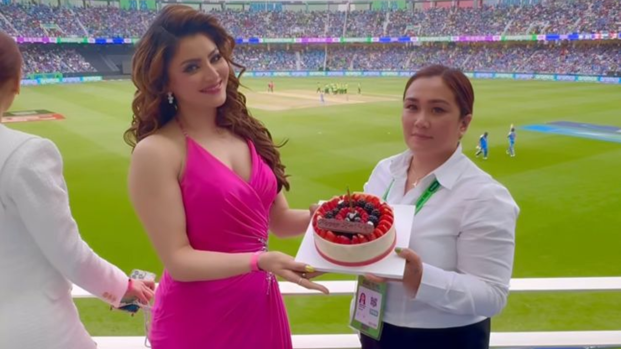 Urvashi Rautela Gets Pre-Birthday Surprise During India-Pakistan Match ...