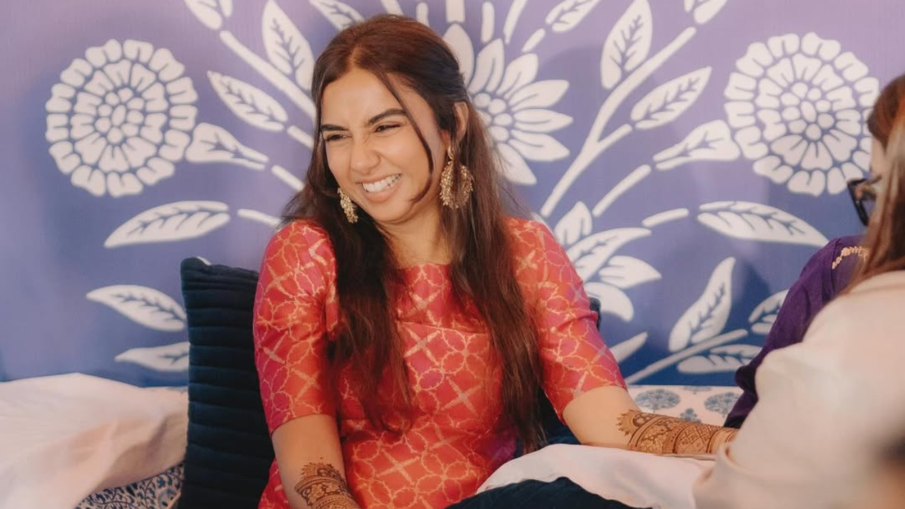 Prajakta koli opta por los menos es más enfoque en mehendi Prajakta koli opta por los menos es más enfoque en mehendi