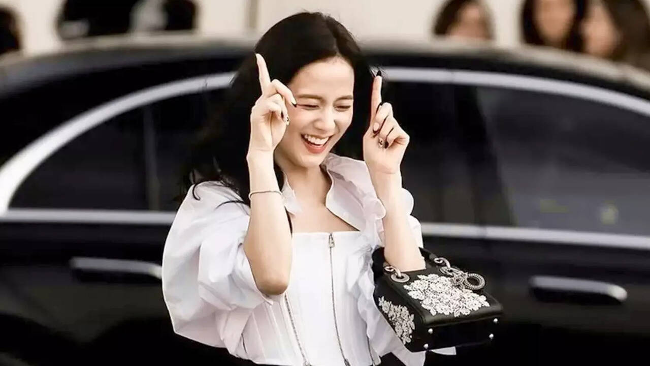 Blackpink Jisoo converts Paris Fashion Week into his own track, fans with astonishment of his 'Angel' (image credit: x) Blackpink Jisoo converts Paris Fashion Week into his own track, fans with astonishment of his 'Angel' (image credit: x)