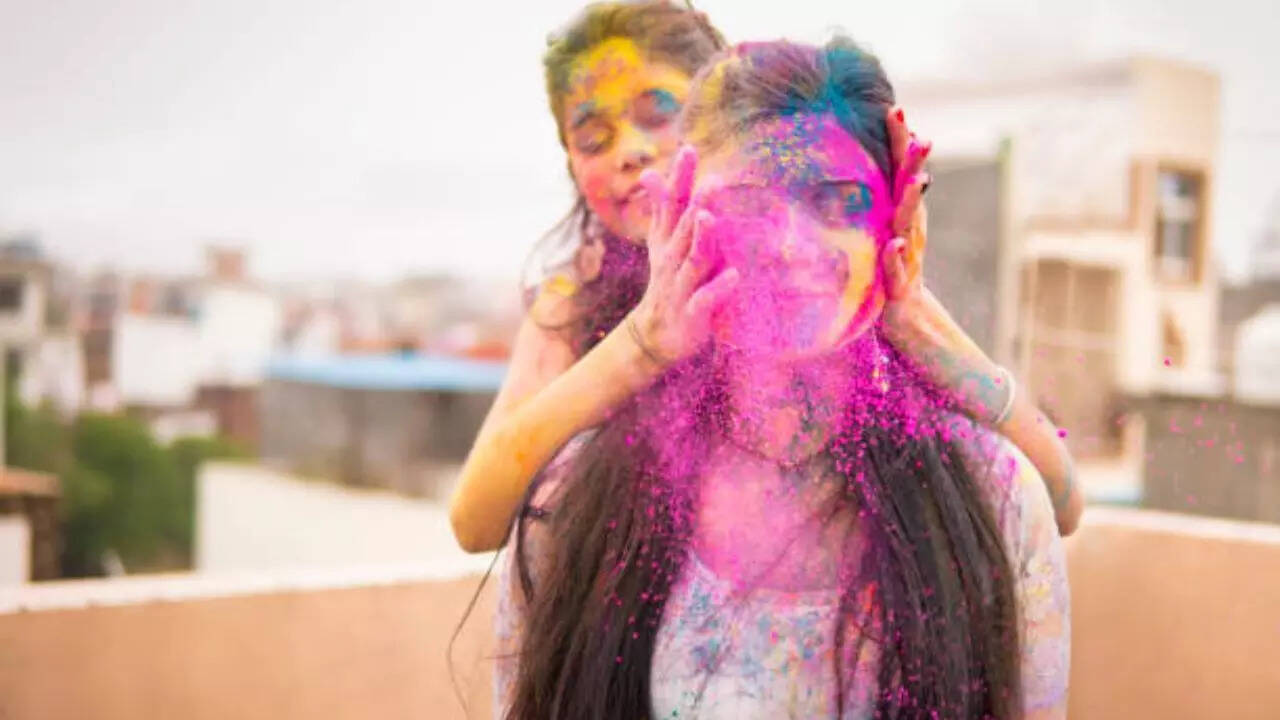 Holi playing? Beware! These chemical colors can damage your hormones Holi playing? Beware! These chemical colors can damage your hormones