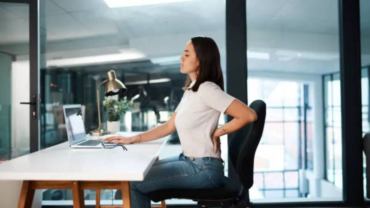 What happens to your body when you stare at the computer throughout the day What happens to your body when you stare at the computer throughout the day