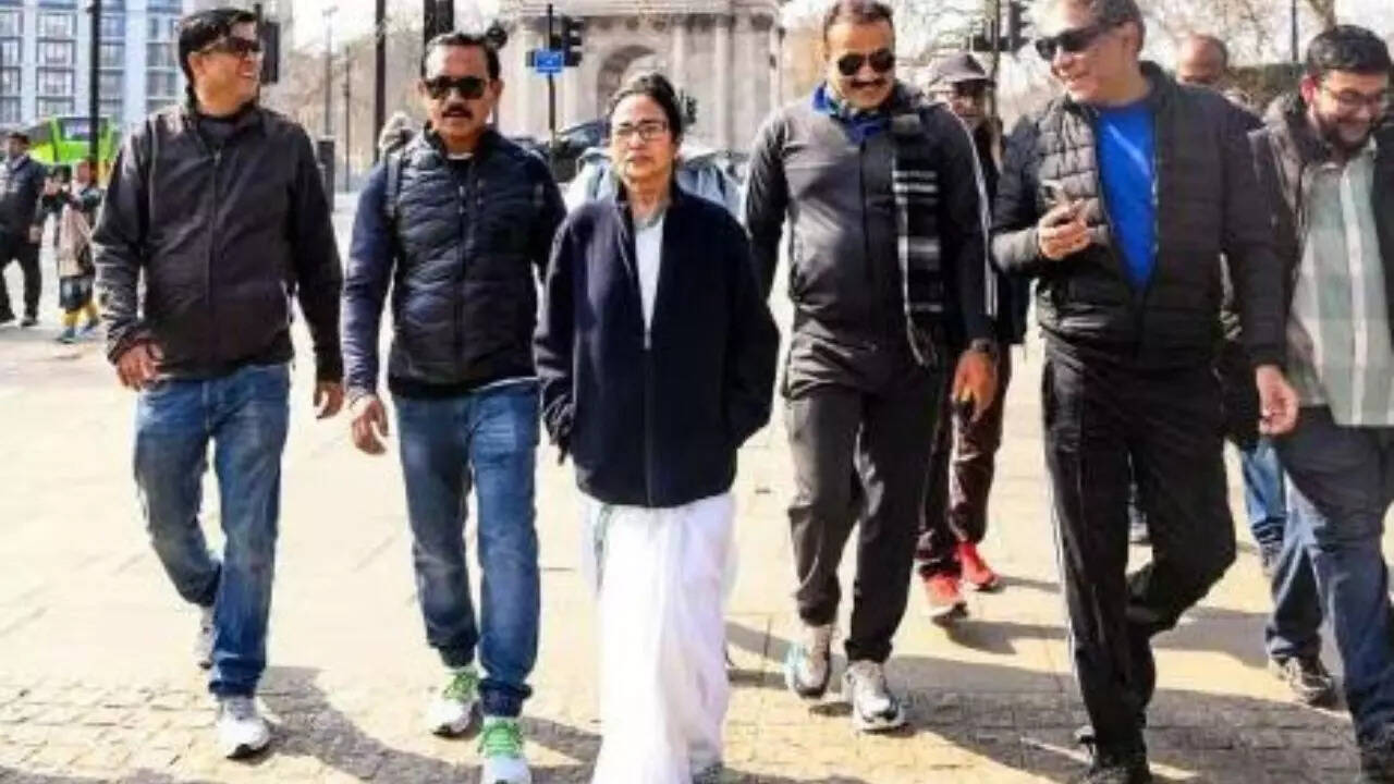 West Bengal CM Mamata Banerjee runs backwards in the viral video; Health benefits of doing so West Bengal CM Mamata Banerjee runs backwards in the viral video; Health benefits of doing so