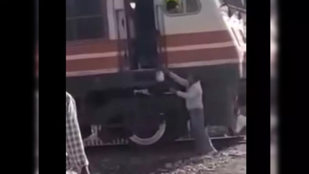 Driver stops train to collect 'kachori'