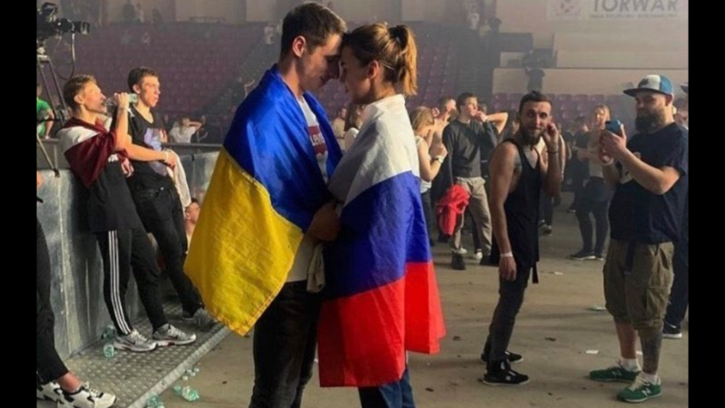 Old photo of couple wearing flags of Russia nd Ukraine goes viral
