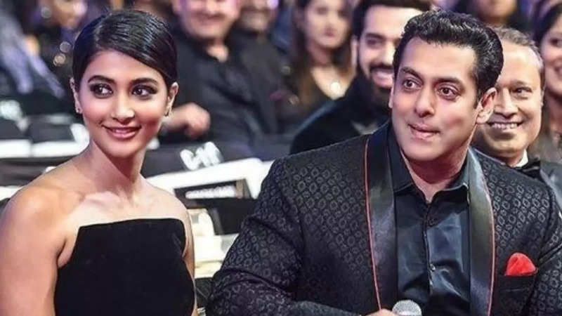 Salman Khan fails to pull-off Jumme Ki Raat hook step with Pooja Hegde at  Da-bangg tour; netizens say, 'pure cringe'