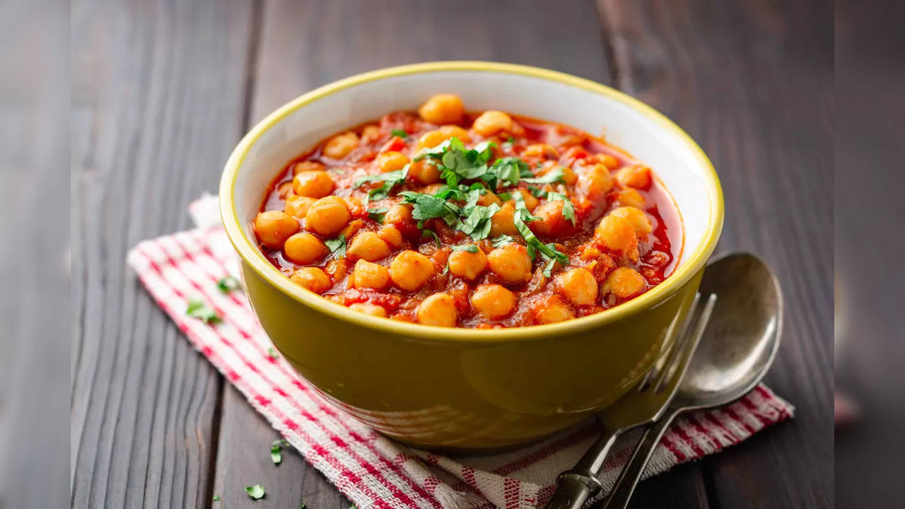 Spicy Chickpea curry Chana Masala in bowl diabetes high fibre low GI