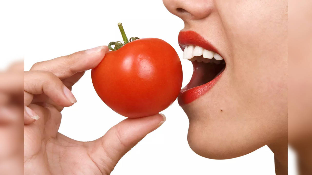 eating tomatoes